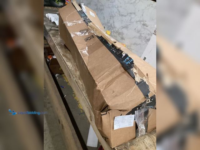 Lot 49-5436578 - Mini chainsaw with extending handle. Slightly used. Tested works. No blades.