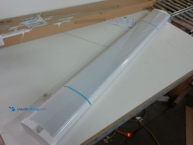 Lot 49-3472640 - Commercial Electric 1-Pack 48 in. 4000 Lumens Integrated LED White Wraparound Light 4000K Bright Whi...