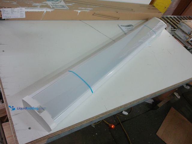 Lot 49-3472638 - Commercial Electric 1-Pack 48 in. 4000 Lumens Integrated LED White Wraparound Light 4000K Bright Whi...