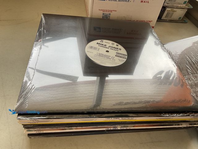 Lot 49-3503982 - LOT OF 20 FACTORY SEALED VINYL RECORDS VARIOUS GENRES AND ARTISTS INCLUDING DIDDY, SOME LOUD THUNDER...