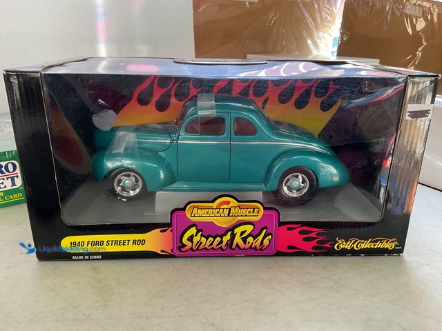 Lot 49-1505999 - COLLECTIBLE AMERICAN MUSCLE STREET RODS ERTL COLLECTIBLES 1940 FORD STREET ROD 1/18 SCALE DIECAST CA...