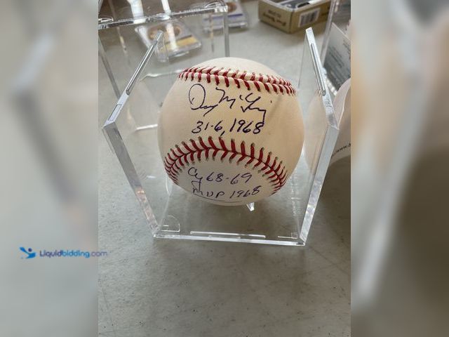 Lot 49-1810285 - COLLECTIBLE DETROIT TIGERS DENNY MCLAIN AUTOGRAPHED BASEBALL