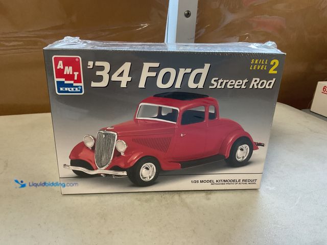 Lot 49-1814821 - COLLECTIBLE FACTORY SEALED AMT ERTL 1934 FORD STREET ROD 1/25 SCALE DIECAST MODEL CAR KIT #COINS1211