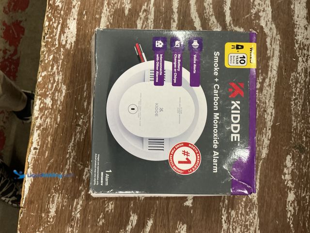 Lot 49-3563539 - Kidde 10-Year Battery and Hardwired Smoke and Carbon Monoxide Detector, Interconnectable, LED Lights...