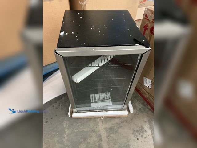 Lot 49-5463153 - Winecooler/Beverage Center (powers on) (parts and repair) (door frame not set)