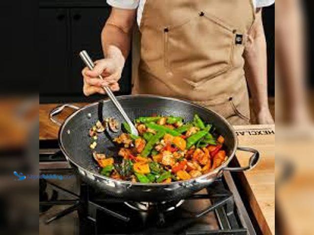 Lot 49-5485297 - HexClad Hybrid 14" Wok with Lid. Item 1394636 | Model 859006007441. Unused.