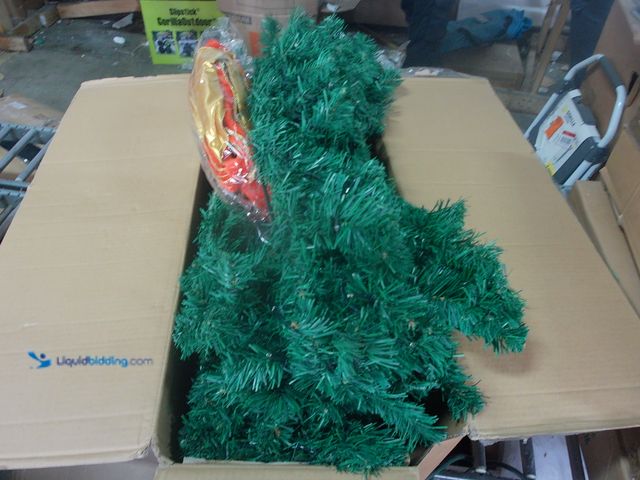 Lot 49-1544866 - Large Christmas Outdoor Wreath - HOYECHI Lighted Wreaths Holiday Decor, Outdoor Wreath, Pre-Lit, Sli...