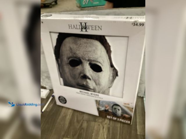 Lot 49-5436822 - Halloween II Michael Myers Fence Creeper (set of 3 pieces) Unused.