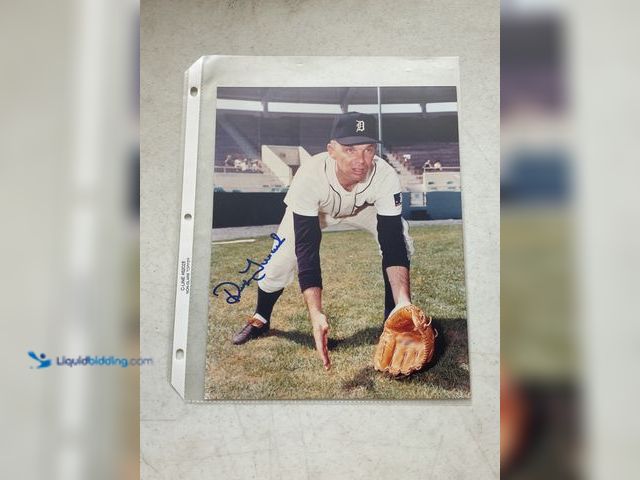 Lot 49-1804536 - TIGERS LEGEND DICK TRACEWSKI AUTOGRAPHED 8X10 PHOTO