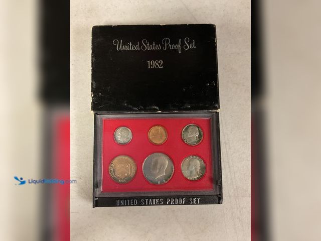 Lot 49-1830707 - 1982 UNITED STATES PROOF SET 6 COINS IN HARD PLASTIC FLIP CASE AND SLEEVE #COINS0219