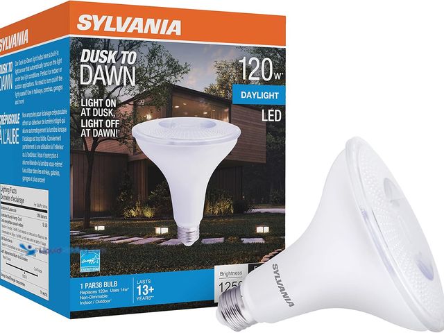 Lot 49-3536968 - QTY 4 - LEDVANCE Sylvania Dusk to Dawn PAR38 LED Light Bulb with Auto On/Off Light Sensor, 120W=14W,...