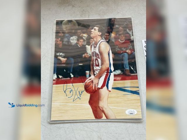 Lot 49-1801474 - DETROIT PISTONS BILL LAIMBEER AUTOGRAPHED 8X10 PHOTO