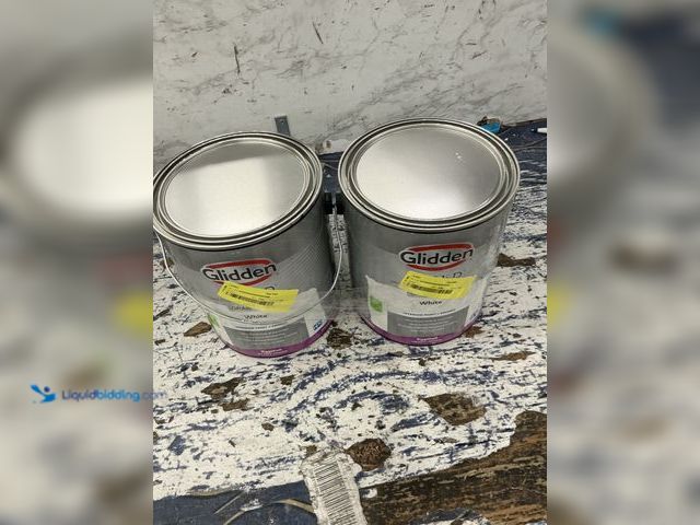 Lot 49-5541774 - Glidden Spred Interior Paint + Primer Grab-N-Go Eggshell White Gallon Glidden (2pack) Unused