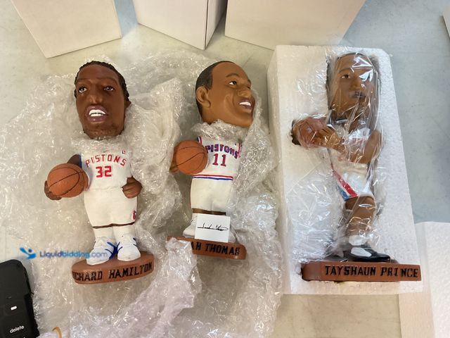 Lot 49-1505283 - COLLECTIBLE LOT OF 3 COLLECTIBLE DETROIT PISTONS BOBBLE HEADS IN ORIGINAL BOXES INCLUDING ISIAH THOM...