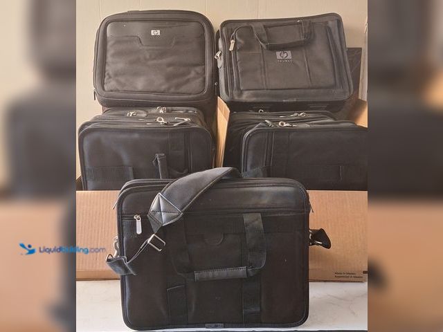 Lot 49-1807235 - Large lot of computer bags. Qty 10+ all are new old stock. Comes with strap. They are hp bags but ca...