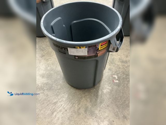 Lot 49-5485933 - Rubbermaid Commercial Products. BRUTE 32 Gal. Grey Vented Plastic Outdoor Trash Can with Lid For Res...