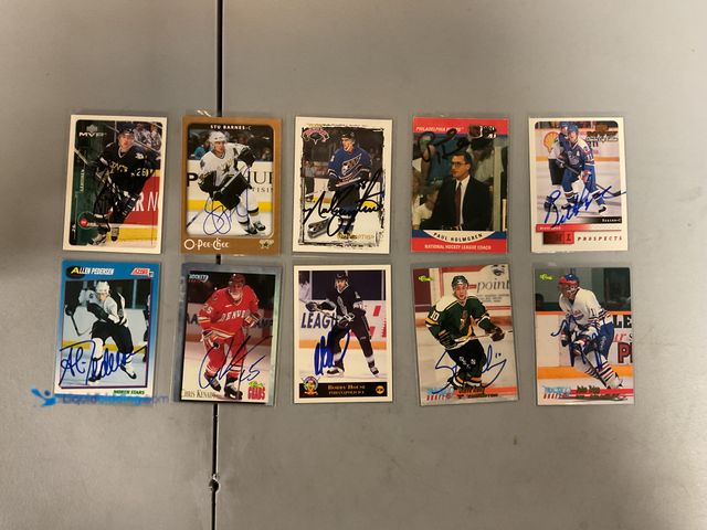 Lot 49-1830585 - COLLECTIBLE AUTOGRAPHED! AMAZING LOT OF 10 HAND SIGNED HOCKEY TRADING CARDS FROM VARIOUS YEARS AND T...