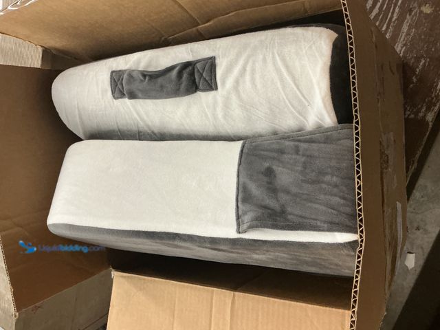 Lot 49-5549760 - Memory Foam Bed Rest Pillow for sitting comfortably. Unused