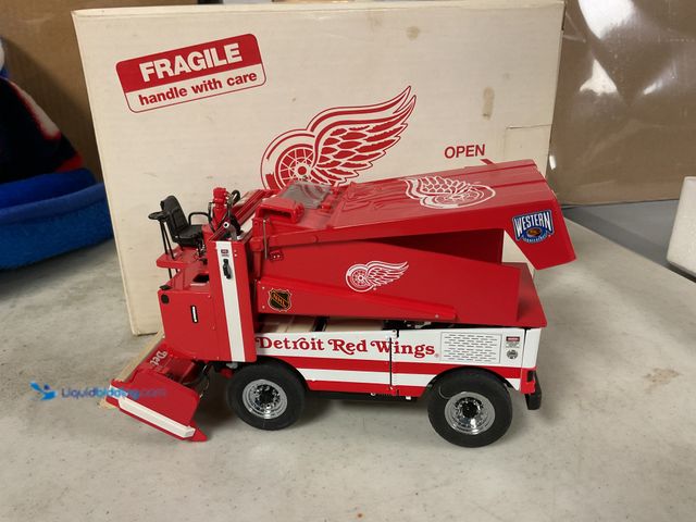 Lot 49-1830721 - COLLECTIBLE HIGH END DETAIL! DANBURY MINT 1/24 SCALE DIECAST VEHICLE  DETROIT RED WINGS ZAMBONI MACH...