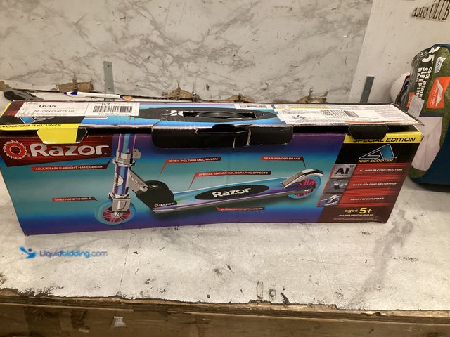 Lot 49-5545794 - Razor Color Rave Electric Scooter - Colorful Light-Up Deck up to 7.5 mph for Child Ages 6+, Unused