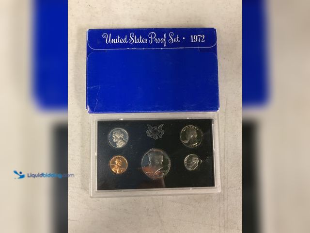 Lot 49-1505669 - 1972 UNITED STATES PROOF SET 5 COINS IN HARD PLASTIC CASE WITH ORIGINAL SLEEVE #COINS1211