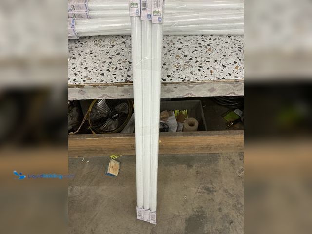 Lot 49-5476341 - Philips 40w 48 In. Daylight Deluxe T12 Bi-pin Fluorescent Tube Light Bulb (3-pack). Item is Unused