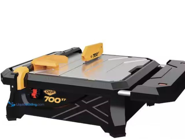 Lot 49-2026290 - QEP 700XT 3/4 HP Wet Tile Saw with 7 in. Blade and Table Extension, Model # 22700Q. MSRP: $99.97. Ha...