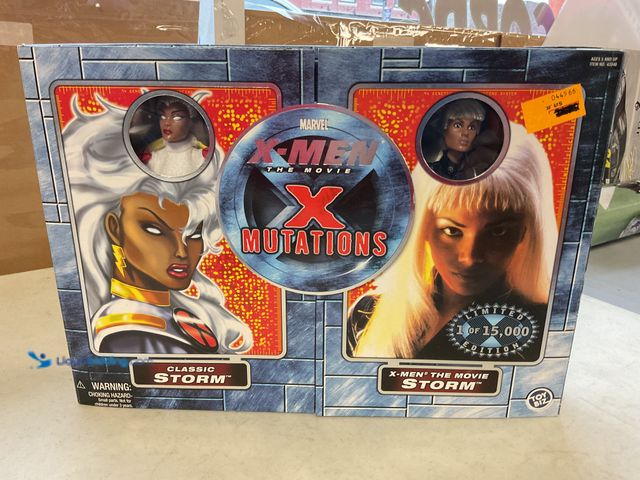 Lot 49-1505288 - COLLECTIBLE TOY BIZ 2000 MARVEL X-MEN THE MOVIE X MUTATIONS CLASSIC STORM AND STORM (MOVIE) DUAL ACT...