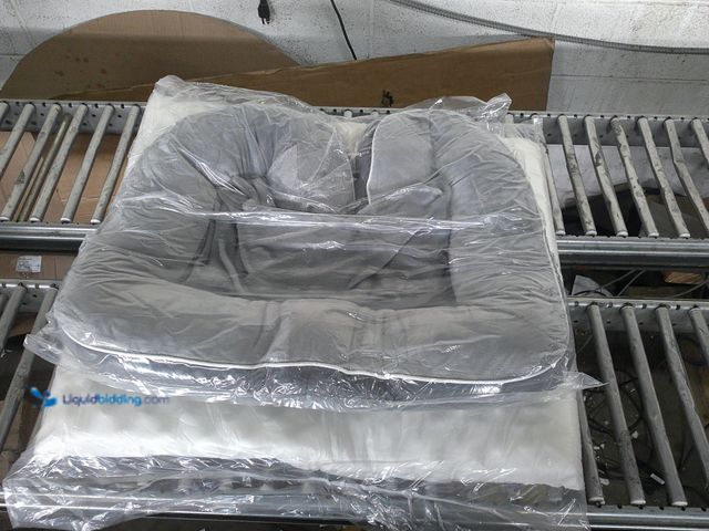Lot 49-1516857 - grey medium dog bed, new factory packaged.  Ref#MT-MED0624