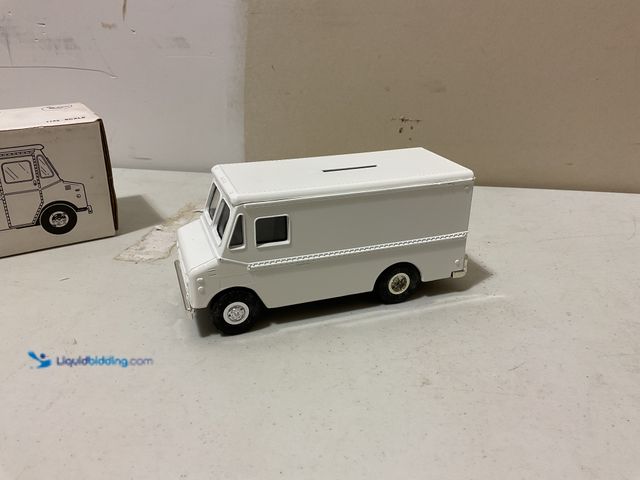 Lot 49-1835326 - Other WOW AN AMAZING ERTL 1:43 SCALE DIECAST WALK IN VAN BANK WITH LOCKING COIN BANK WITH KEY WITH O...
