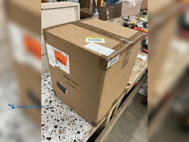 Lot 49-5485372 - Townew T02B WHITE 4.4 gal Self-Cleaning & Changing Smart Trash Can with Automatic Open Lid - White. ...