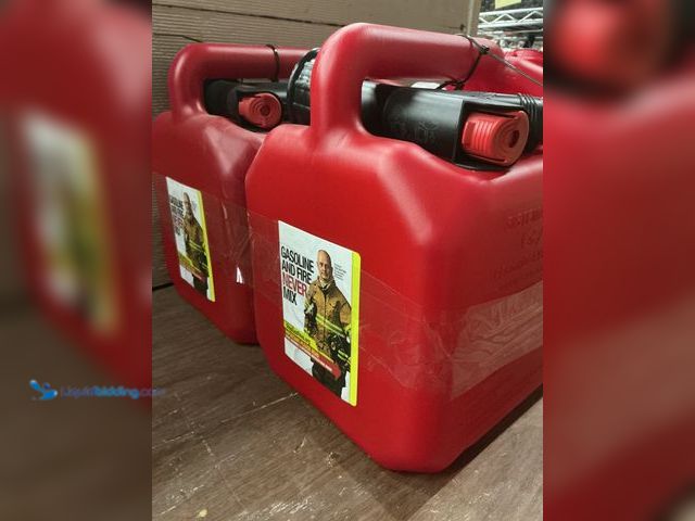 Lot 49-5484425 - Garage Boss
Press N Pour 2 Gal. Gas Can (2pack) New