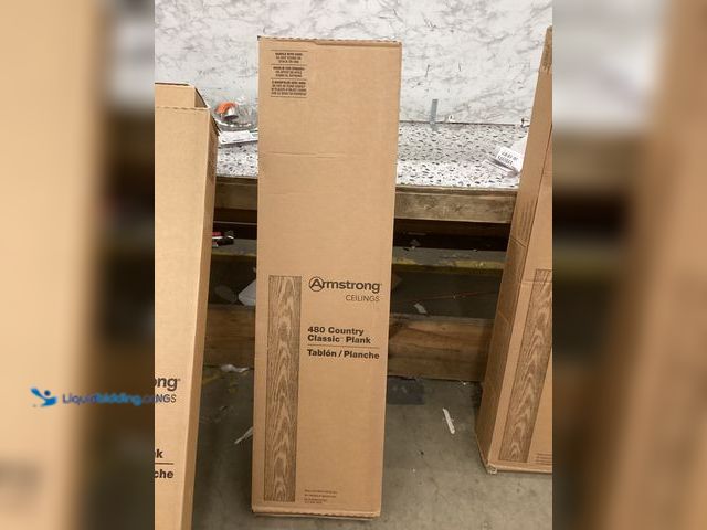 Lot 49-5460867 - Armstrong 480 Country Classic Plank. Item is Unused