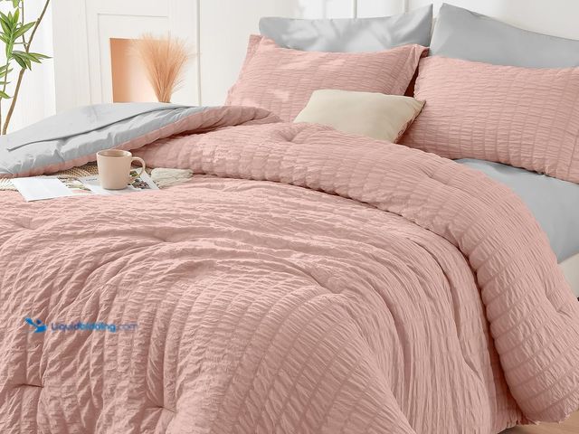 Lot 49-3433514 - (7-Piece) HYMOKEGE Rose Gold/Light Grey King Size Comforter Set Seersucker, All Season Luxury Bed in...