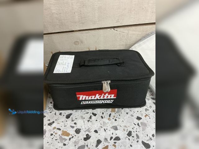 Lot 49-5485222 - MAKITA BL1021B 12V max CXT® Lithium‑Ion 2.0Ah Battery AND DC10WD
12V max CXT® Lithium‑Ion Charger. ...