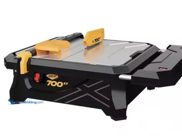Lot 49-2026165 - QEP 700XT 3/4 HP Wet Tile Saw with 7 in. Blade and Table Extension, Model # 22700Q. MSRP: $99.97.  S...