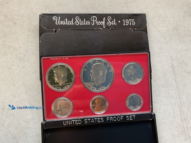 Lot 49-1505487 - 1975 UNITED STATES PROOF SET 6 COINS IN HARD PLASTIC CASE WITH ORIGINAL SLEEVE #COINS0122
