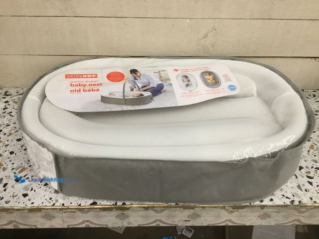 Lot 49-5410943 - Skip Hop Shooting Star Sweet Retreat 2 Stage Baby Lounger. [Style # 195861032243] Unused