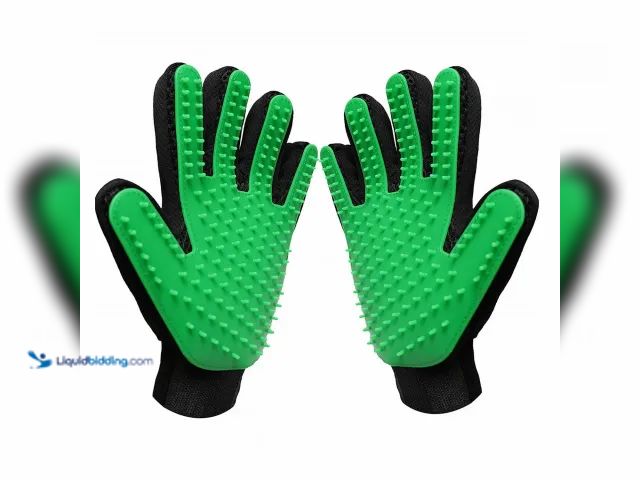 Lot 49-1803911 - Pet Hair Removal Gloves 1 Pair Green - NEW - Great for removing hair from pets, carpet, furniture or...