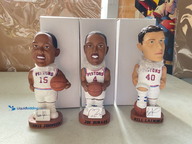 Lot 49-1830745 - COLLECTIBLE LOT OF 3 DETROIT PISTONS BOBBLEHEADS AUTOGRAPHED BY VINNIE JOHNSON, JOE DUMARS AND BILL ...