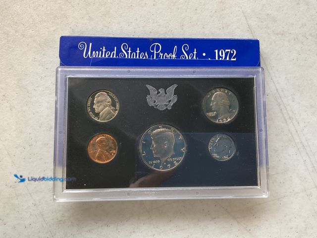 Lot 49-1505484 - 1972 UNITED STATES PROOF SET 5 COINS IN HARD PLASTIC CASE AND ORIGINAL SLEEVE #COINS0122