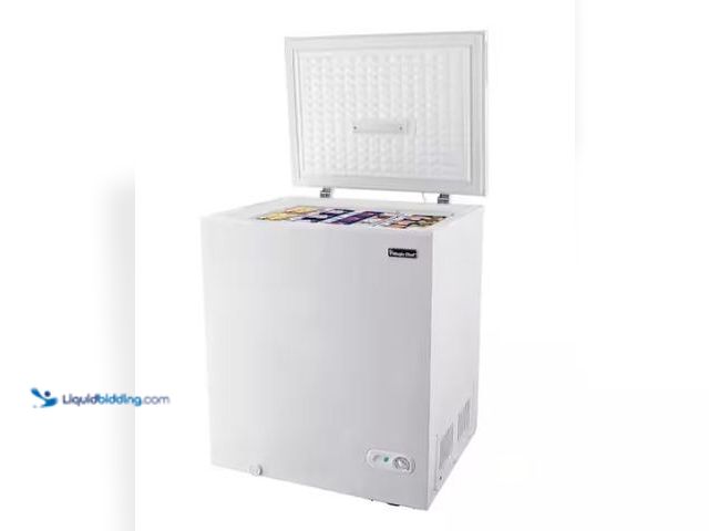 Lot 49-1569495 - Magic Chef 5.0 cu. ft. Chest Freezer in White, Model # HMCF5W4, Unused, Powers on.  Ref#HDPA0115