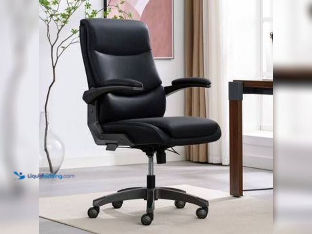 Lot 49-5541560 - Lazy boy manager chair. Model# 1782799