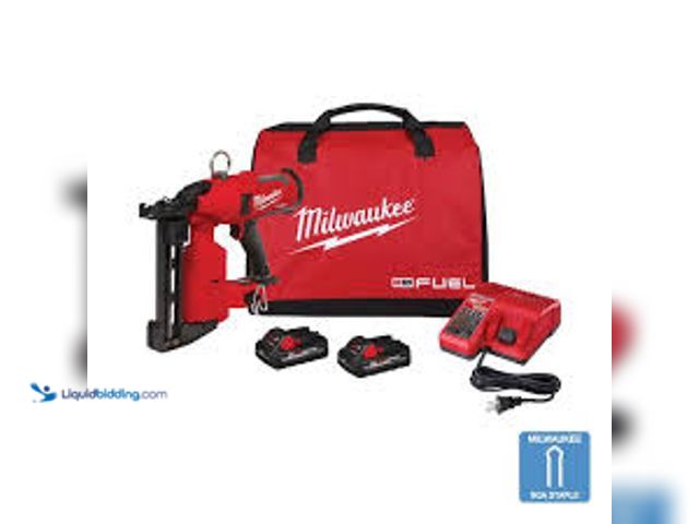 Lot 49-5407637 - Milwaukee M18 Fuel 3/8 in. x 1-1/4 in. Fencing Stapler Kit. Model: 045242754618. Unused