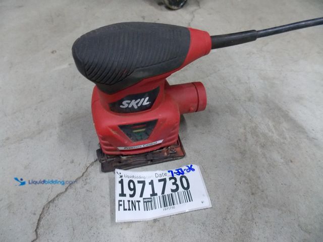 Lot 49-1971730 - 1 Skil 7292 Electric Powered Sander Skil Palm Sander Used In Fair Condition, Does Have Some Ware And...