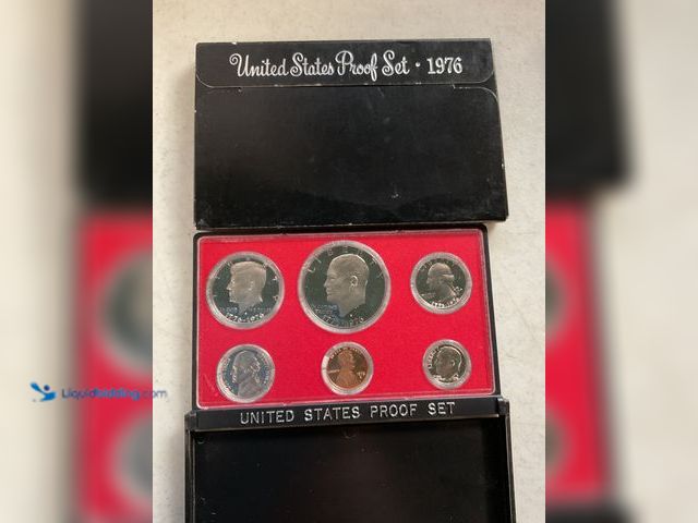 Lot 49-1810294 - 1976 UNITED STATES PROOF SET 6 COINS IN HARD PLASTIC CASE AND ORIGINAL SLEEVE