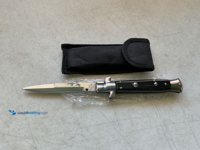 Lot 49-5515534 - Other NICE STAINLESS STEEL FLIP BLADE KNFE WITH LOCKING MECHANISM AND HOLDER