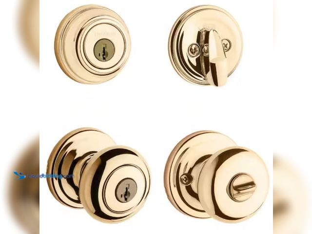 Lot 49-2005878 - Kwikset Juno Polished Brass Exterior Entry Door Knob and Single Cylinder Deadbolt Combo Pack Featuri...
