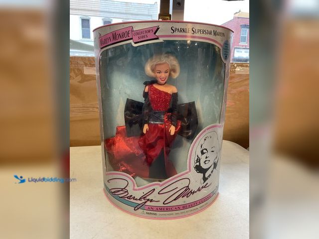 Lot 49-1814823 - COLLECTIBLE RARE 1993 VINTAGE MARILYN MONROE COLLECTOR SERIES “SPARKLE SUPERSTAR MARILYN” FASHION DO...