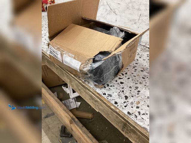 Lot 49-3532051 - RUNmax Weighted Vest with shoulder pads (60 lbs) Item is used.